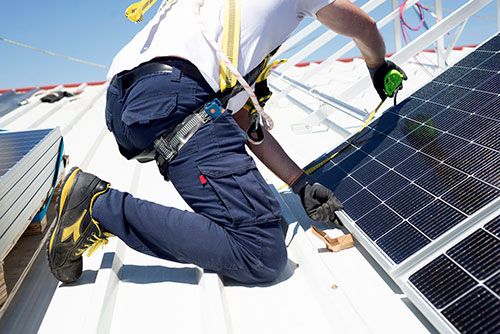 Poseur de panneau solaire avec ReNova Clean